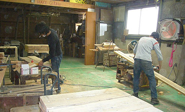 工場でのオリジナル木工作業
